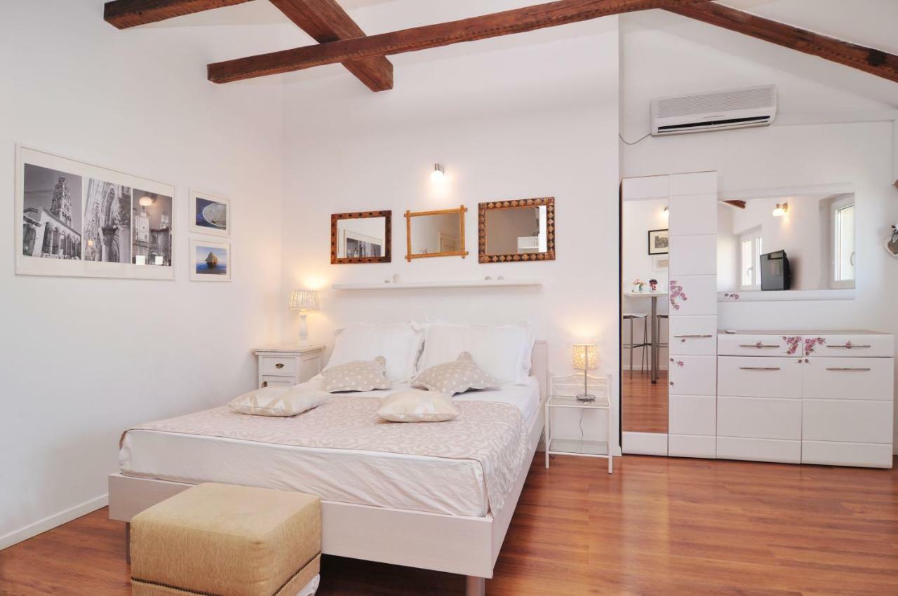Apartment The Charm Split Bagian luar foto