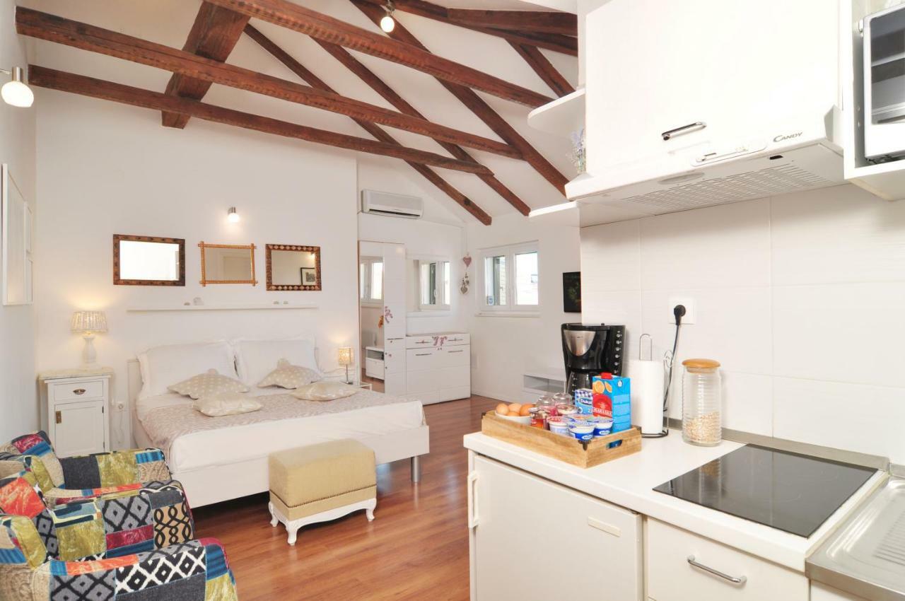 Apartment The Charm Split Bagian luar foto
